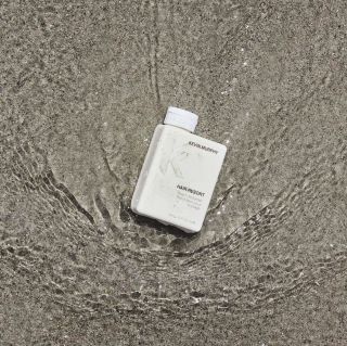 Chcete mít ty nejlepší vlny – kdykoliv a kdekoliv?🌊✨ Seznamte se s HAIR.RESORT, stylingovým gelem od KEVIN.MURPHY, který...