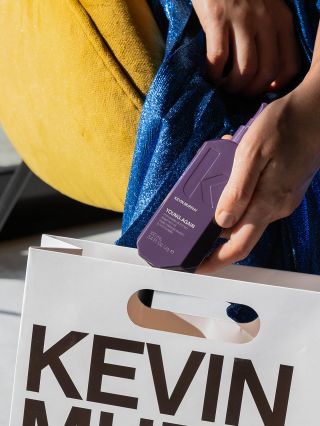 Suché konečky po prázdninách? Koukni na YOUNG.AGAIN🤟 -sérum pro navrácení života do tvých vlasů. Kdykoliv během dne...